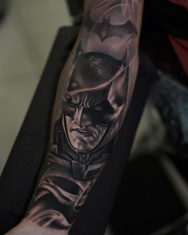 Schwarzes und graues Batman-Tattoo