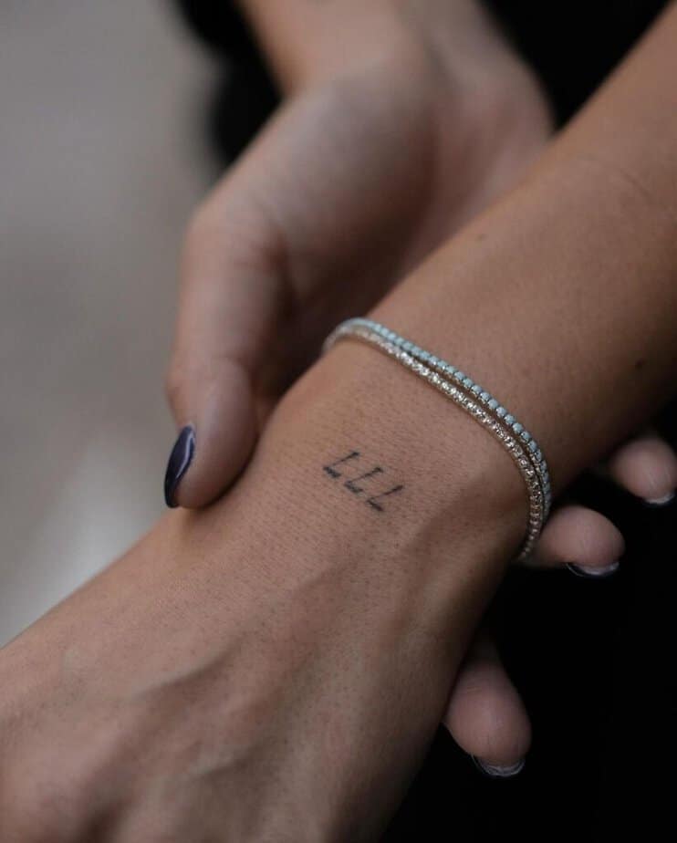 14. Ein 777-Tattoo auf dem Handgelenk