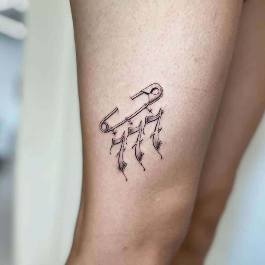 21. Ein 777-Bein-Tattoo