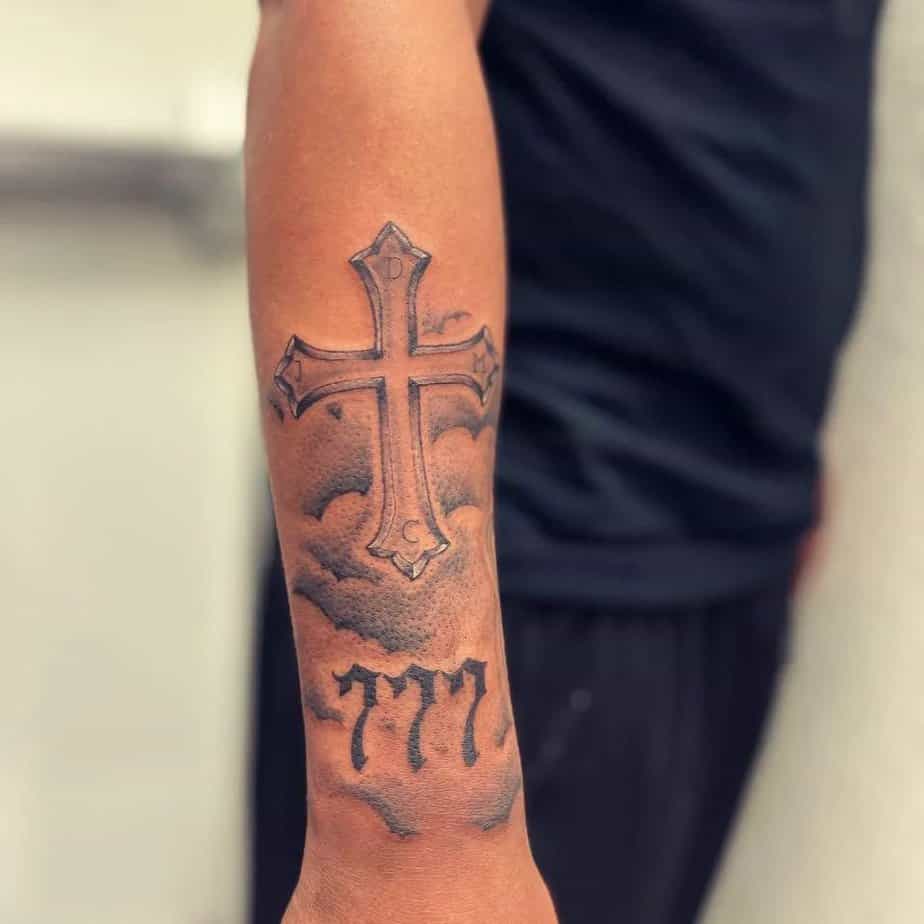 6. Ein 777-Tattoo mit einem Kreuz