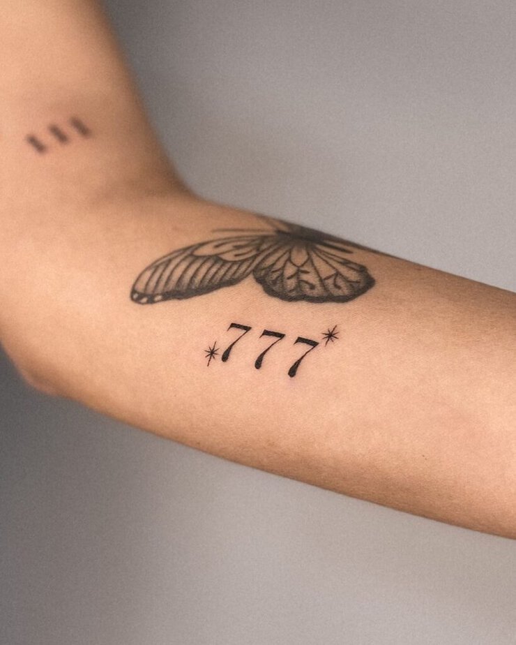 7. Ein 777-Tattoo mit Glitzern 