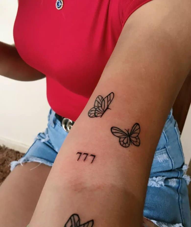 8. Ein 777-Tattoo mit Schmetterlingen