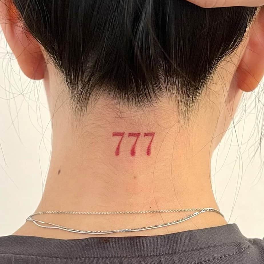 10. Eine Tätowierung des Engels Nummer 777 auf der Rückseite des Halses