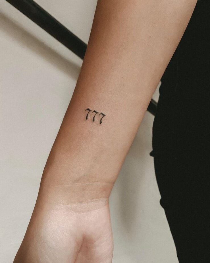 1. Ein einfaches 777-Tattoo auf dem Arm