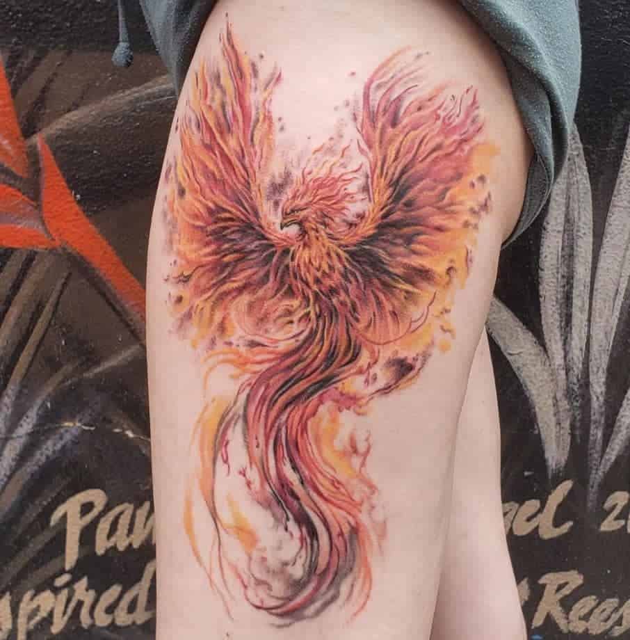 Bein Tattoo mit flammendem Phönix