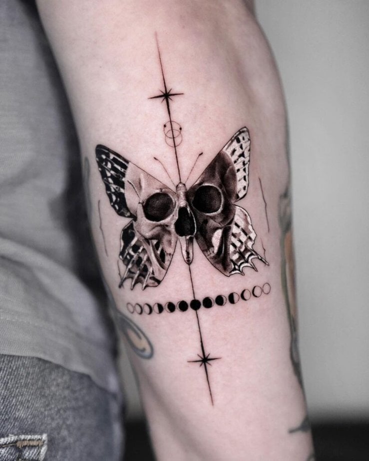 Schmetterlings-Totenkopf-Tattoo