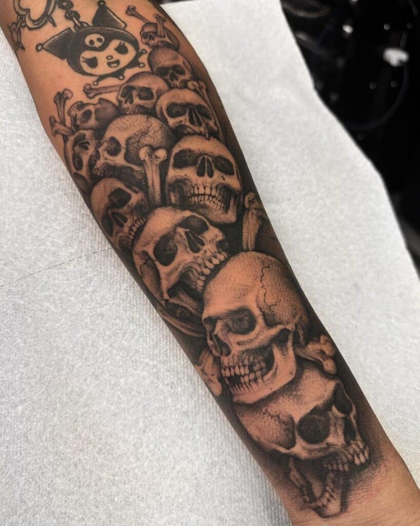 Schwarzer und grauer Totenkopf Tattoo