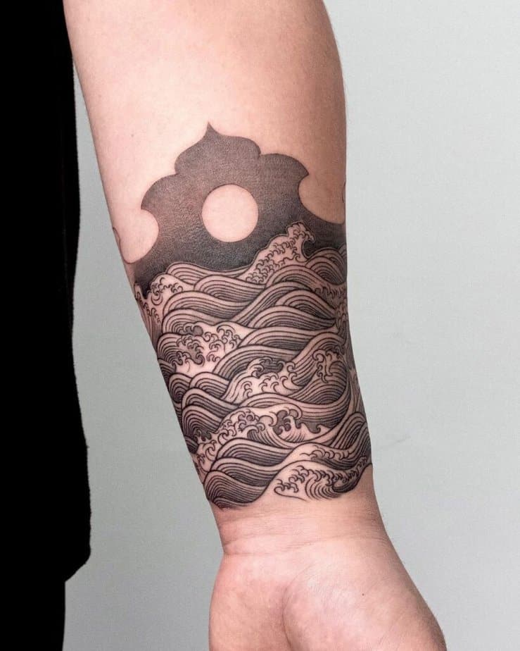 Welle und Sonne Tattoo Ideen mit schwarzer Tinte gemacht