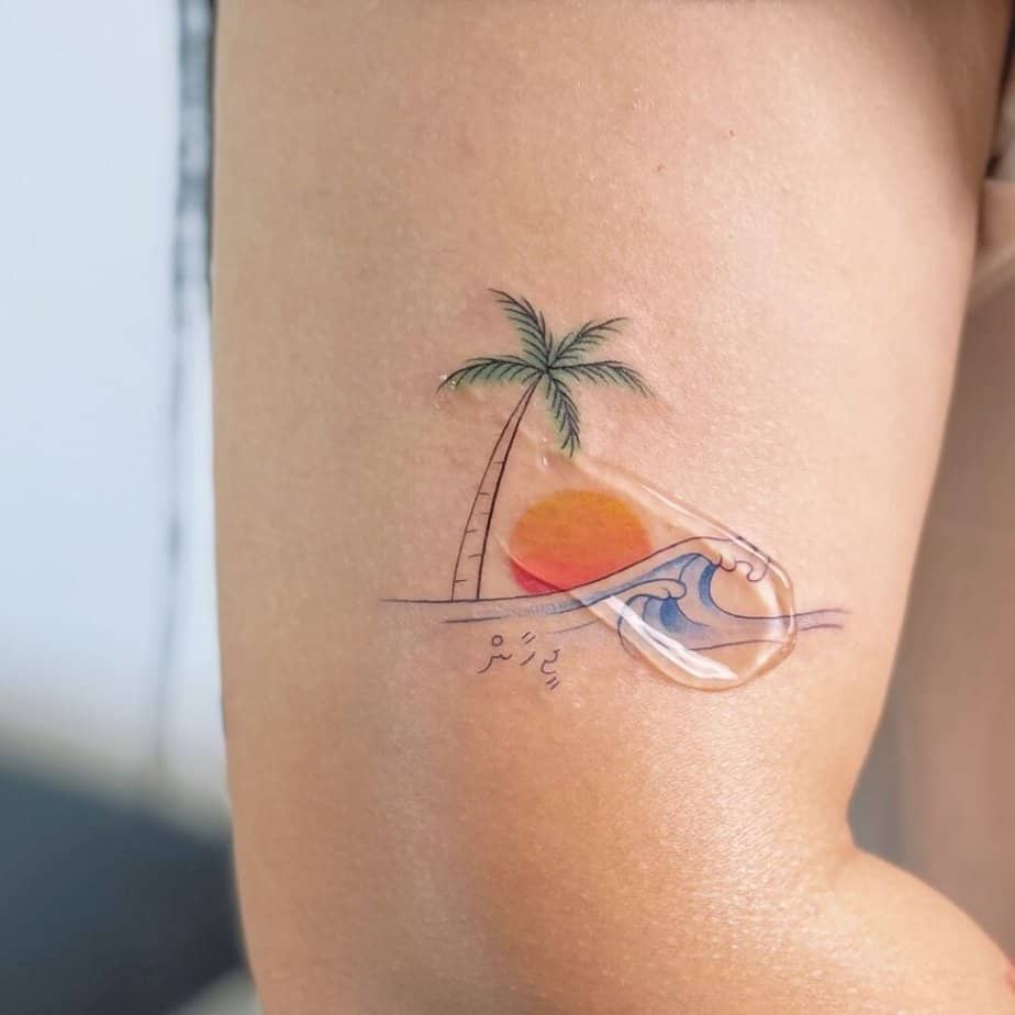 Farbenfrohe Wellen- und Sonnen-Tattoo-Optionen