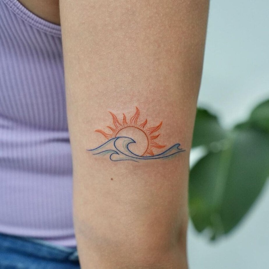 Farbenfrohe Wellen- und Sonnen-Tattoo-Optionen