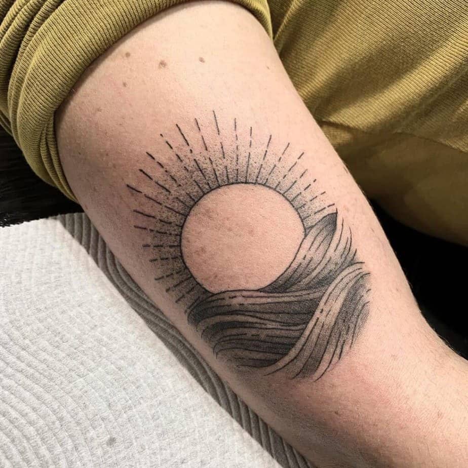 Welle und Sonne Tattoo Ideen mit schwarzer Tinte gemacht