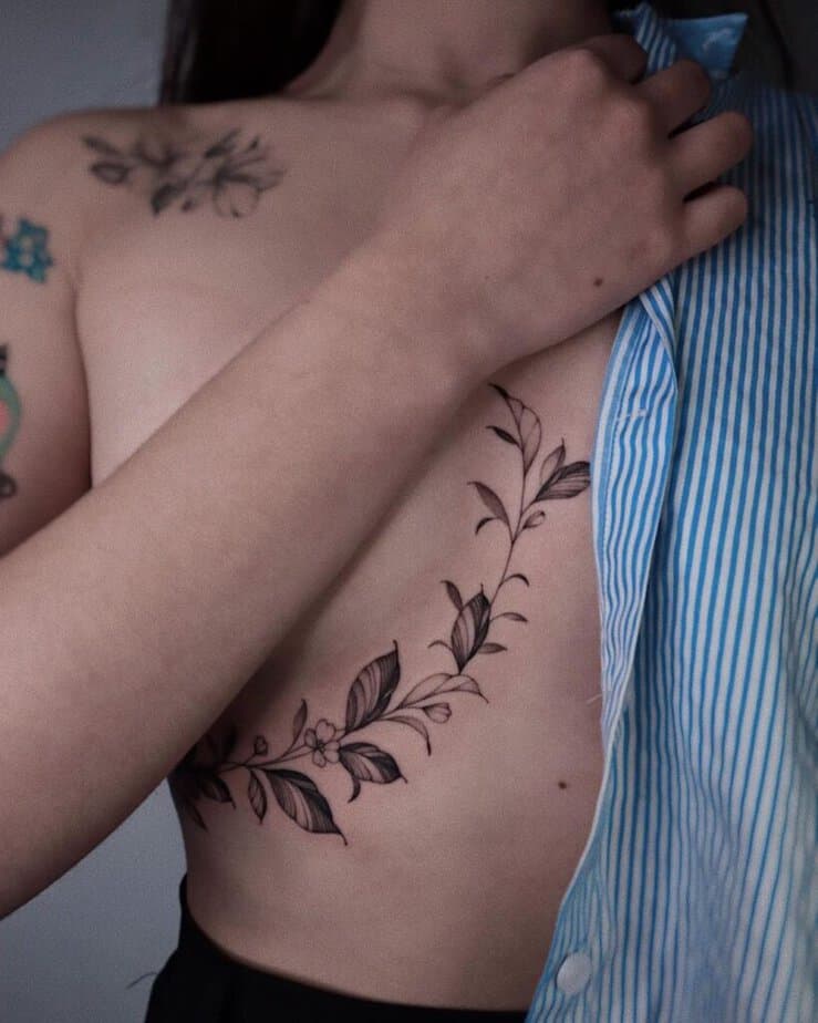 Bleib deinem Herzen nahe mit einem Kaffeepflanzen-Tattoo auf deinem Brustkorb 