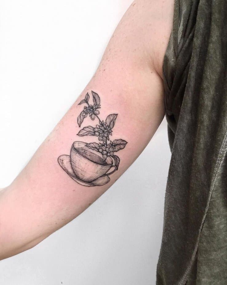 Klassischer Look mit einer Kaffeepflanze am Oberarm