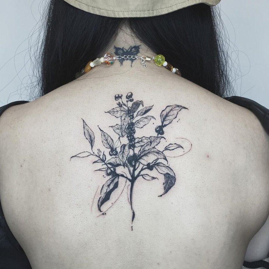 Setze ein Zeichen mit einem Kaffeepflanzen-Tattoo auf deinem Rücken 