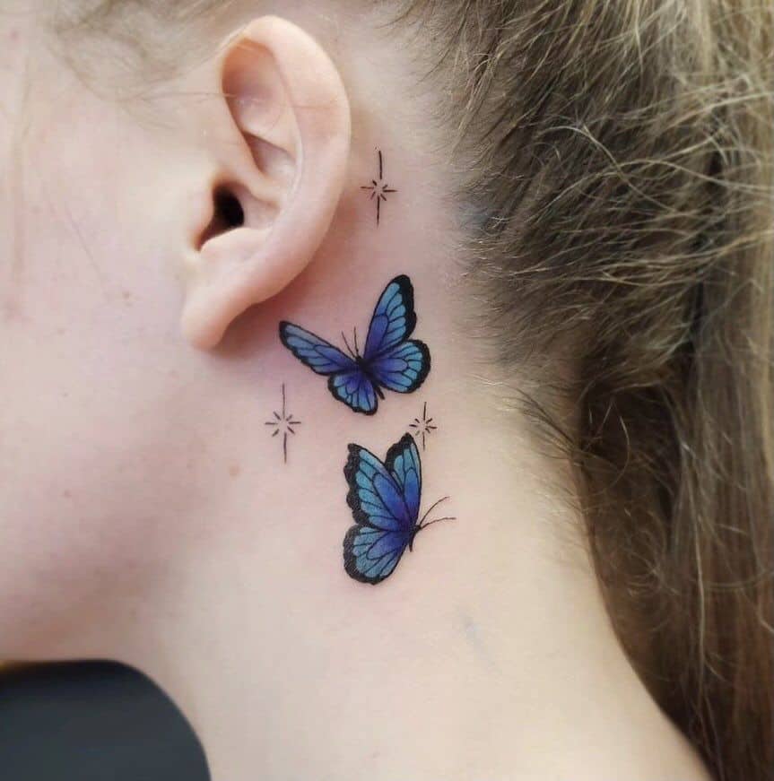 3. Eine Tätowierung mit zwei blauen Schmetterlingen 
