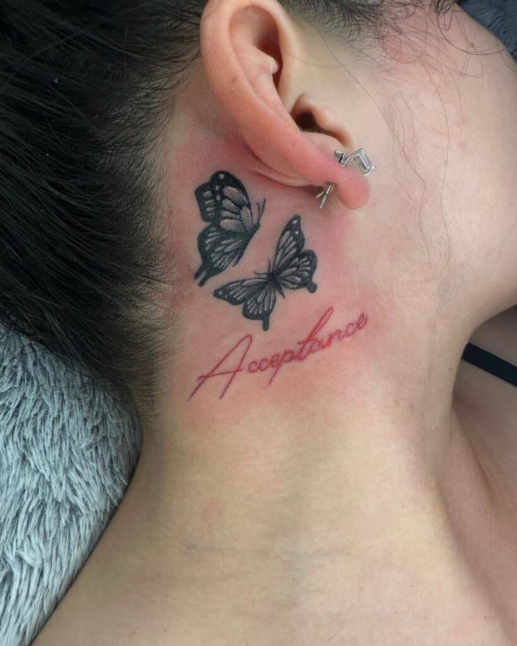 7. Ein Schmetterling Tattoo hinter dem Ohr mit einem Mantra 