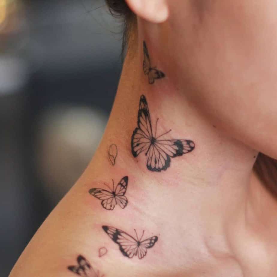 8. Eine Tätowierung mit Schmetterlingen, die über den Hals verstreut sind 
