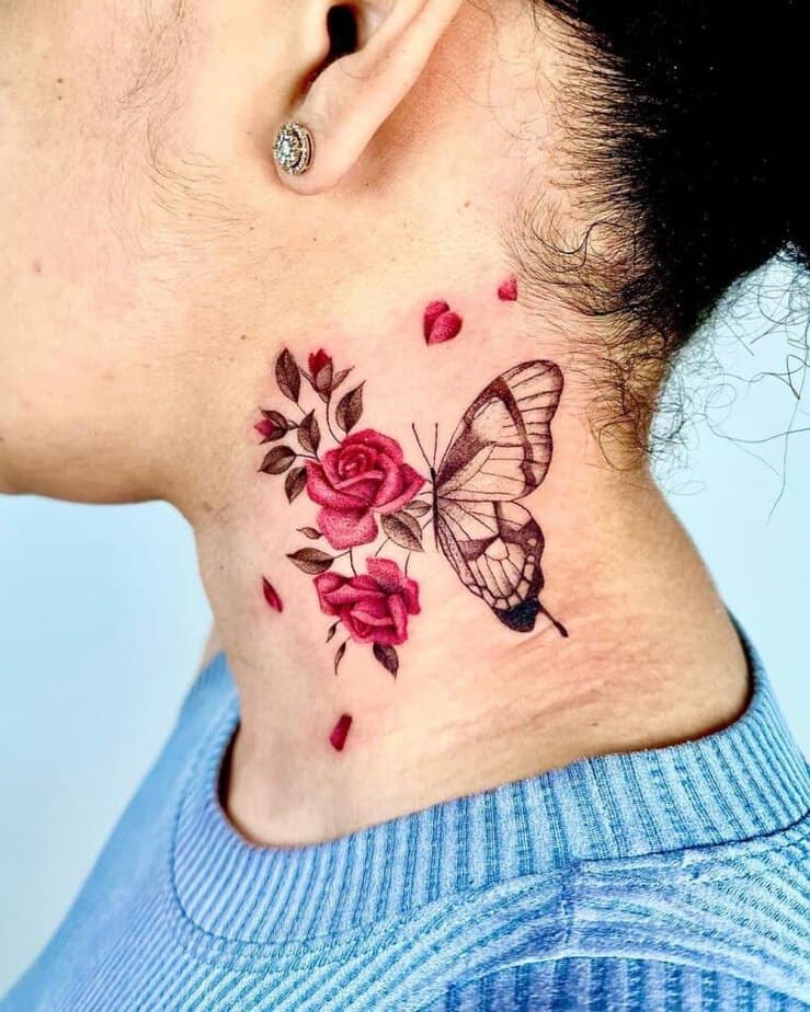 9. Ein Schmetterling Tattoo mit Blumen verziert  