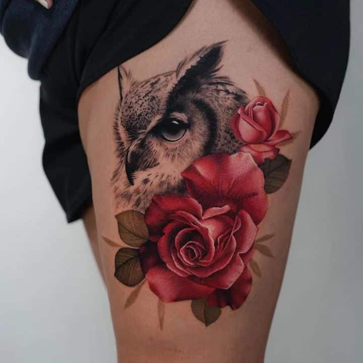 Tattoos mit Blumen und Eulen