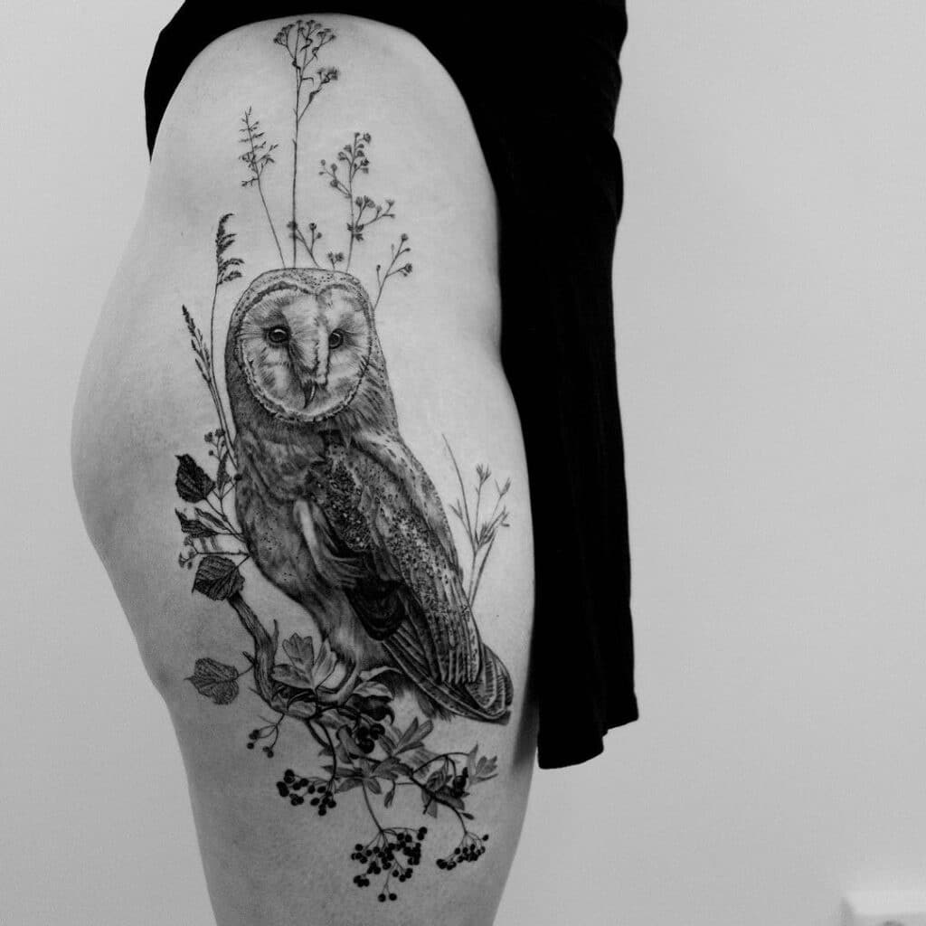 Tattoos mit Blumen und Eulen