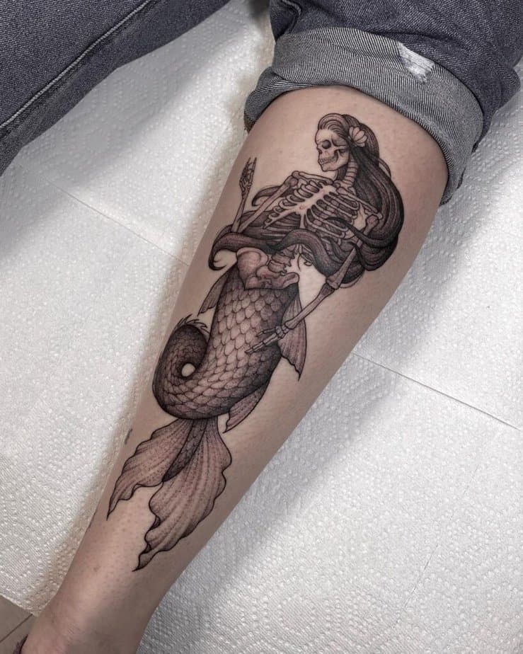 13. Ein Skelett Meerjungfrau Tattoo auf dem Bein