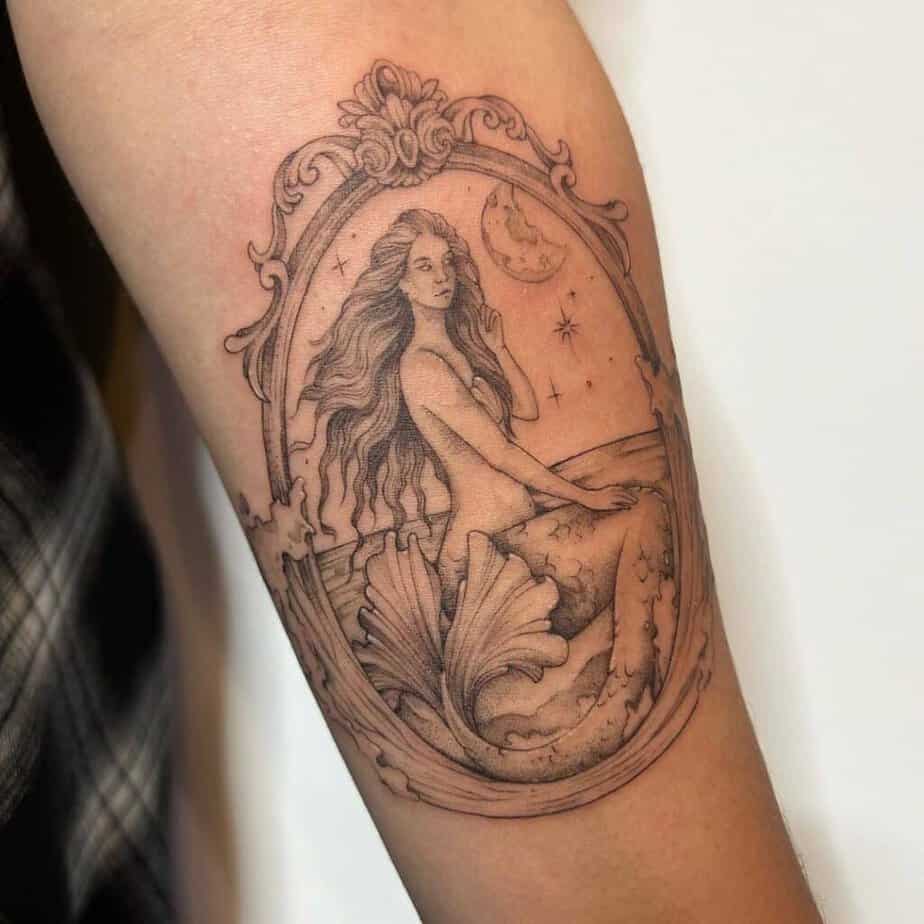 5. Eine Tätowierung einer eingerahmten Meerjungfrau 