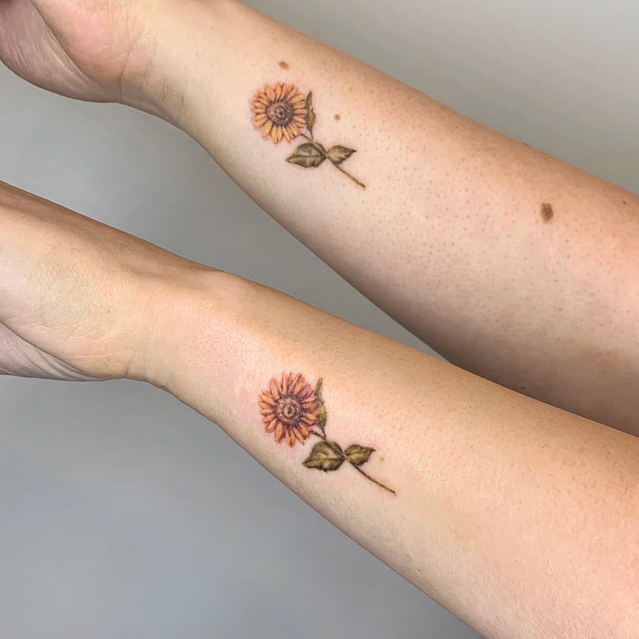 24. Ein einfaches Sonnenblumen-Tattoo 