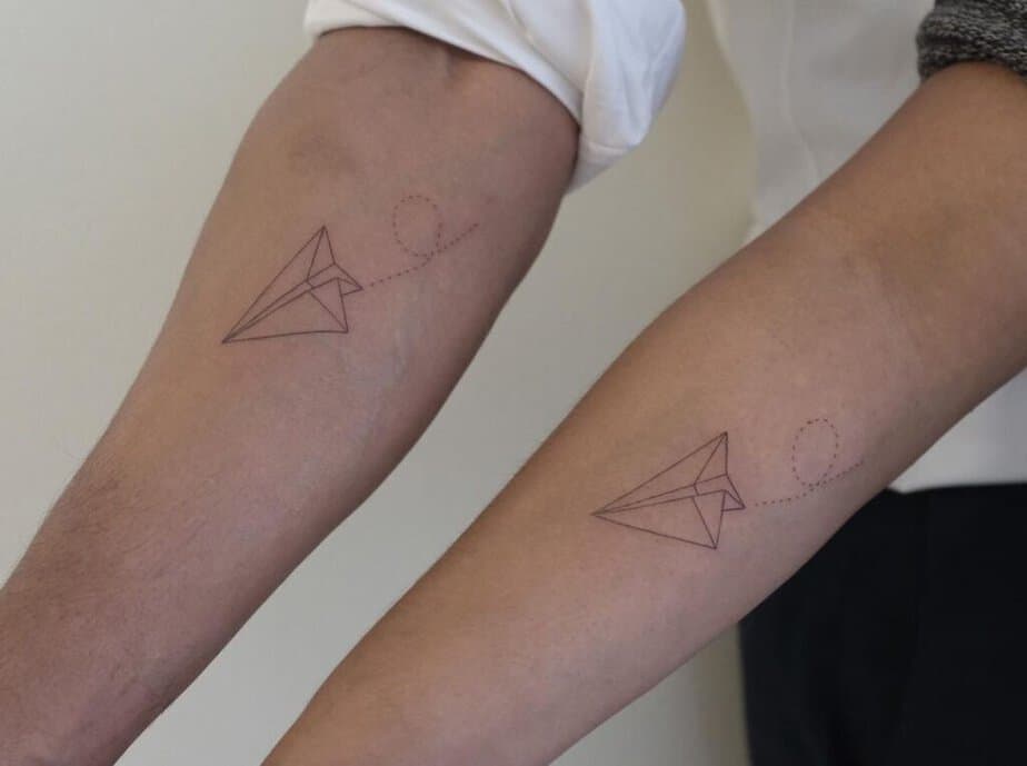 10. Ein Papierflugzeug-Tattoo 