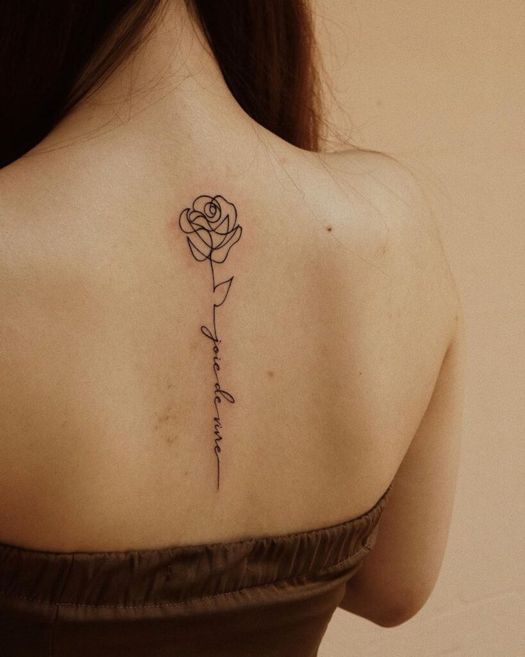 18. Ein Rosen-Rücken-Tattoo mit einem Mantra 