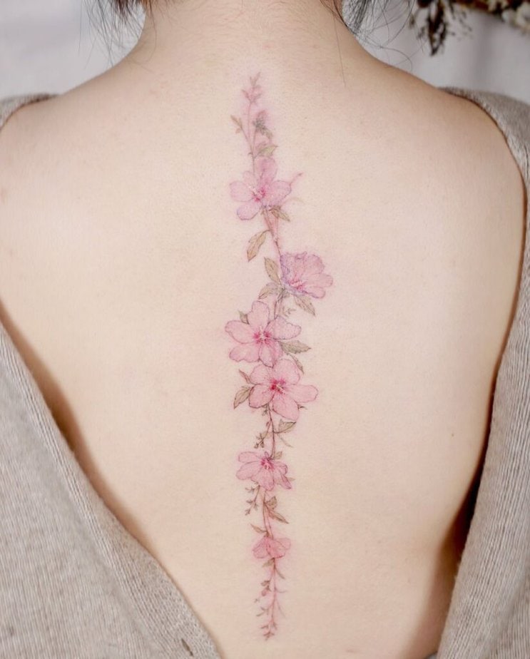 6. Eine schöne Blüte Wirbelsäule Tattoo 