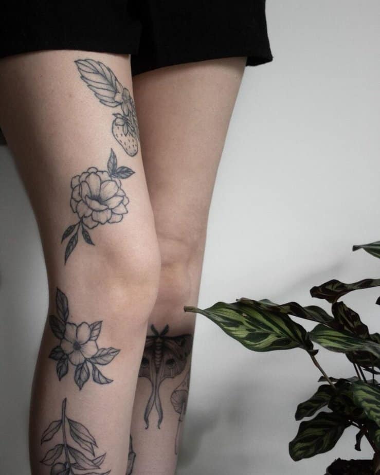 Florales Tattoo oberhalb des Knies
