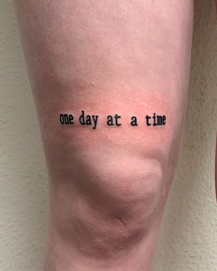 Worte als Tattoo über dem Knie