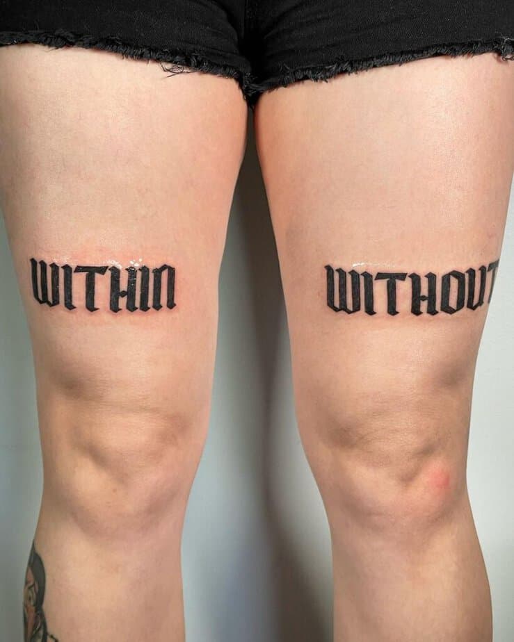 Worte als Tattoo über dem Knie