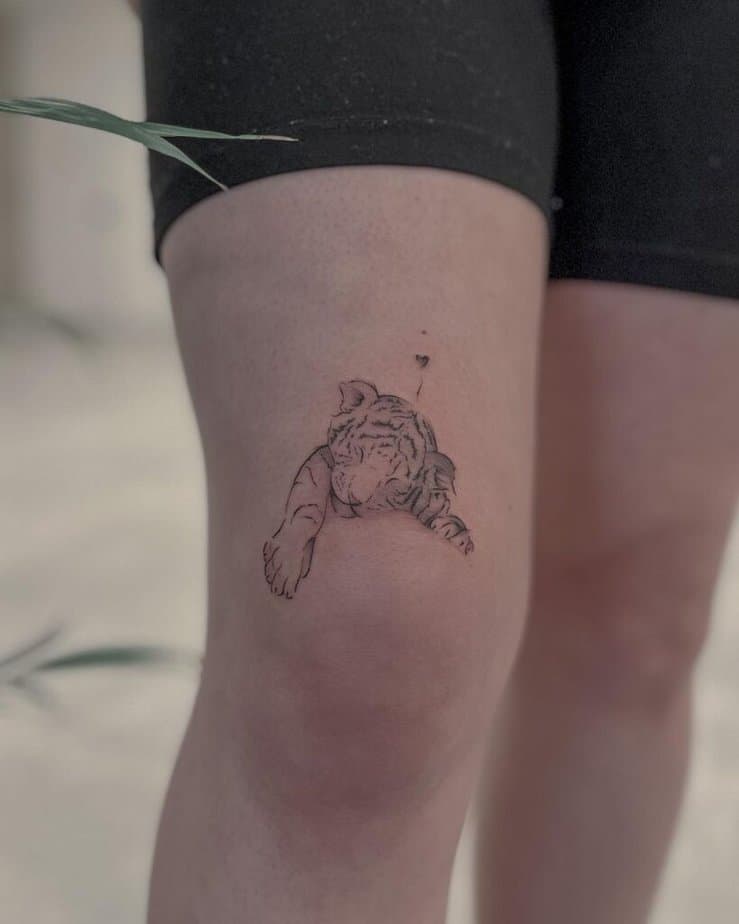 Ungewöhnliche Tattoo-Designs oberhalb des Knies