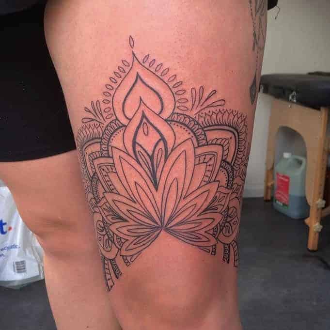 Mandala über dem Knie Tattoo