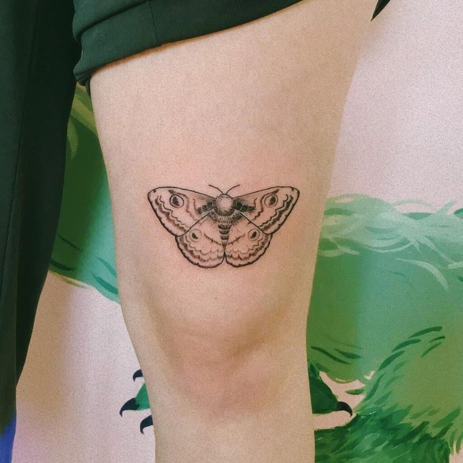Motte und Schmetterling über dem Knie Tattoo