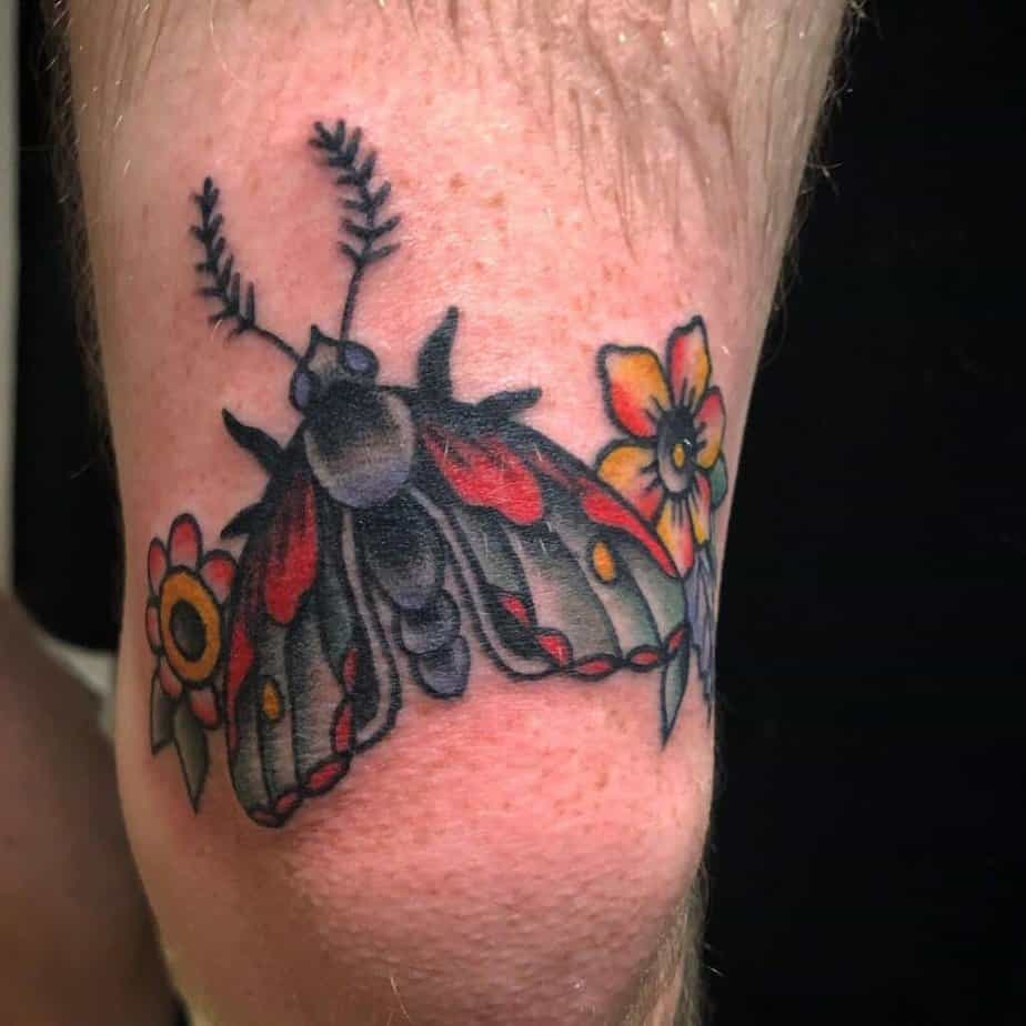 Motte und Schmetterling über dem Knie Tattoo