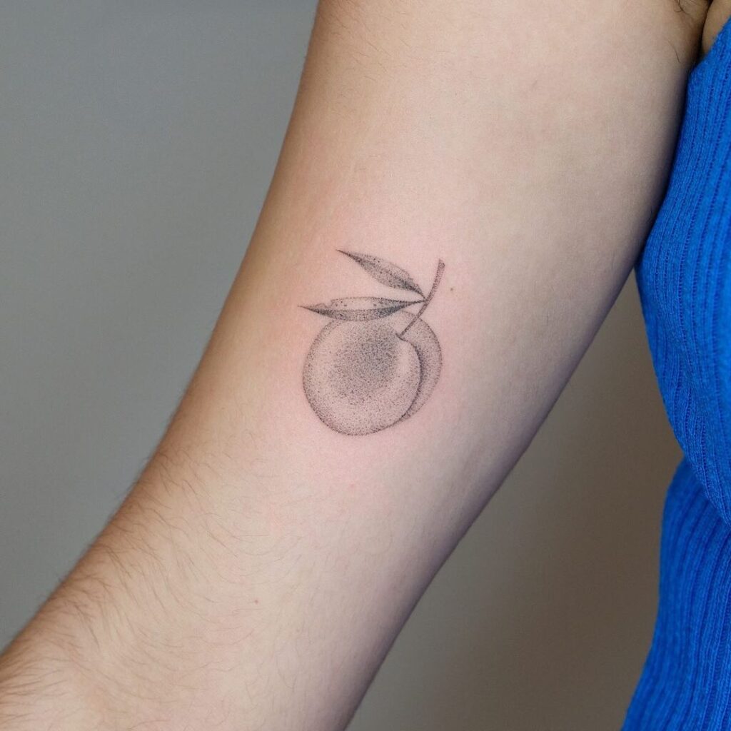 2. Ein Pfirsich-Tattoo mit Punkten 