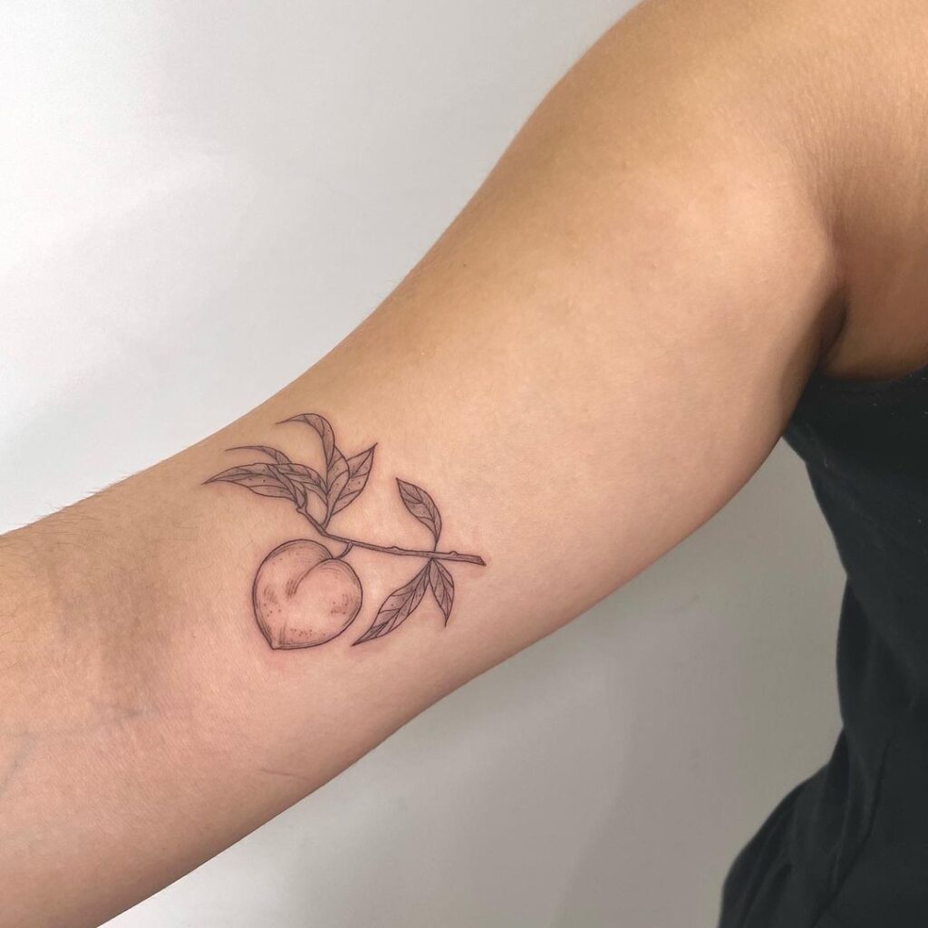3. Ein Pfirsich-Tattoo mit feinen Linien 
