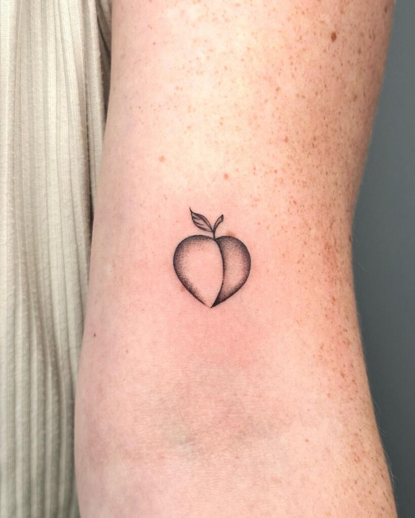 4. Ein kleines Pfirsich-Tattoo 