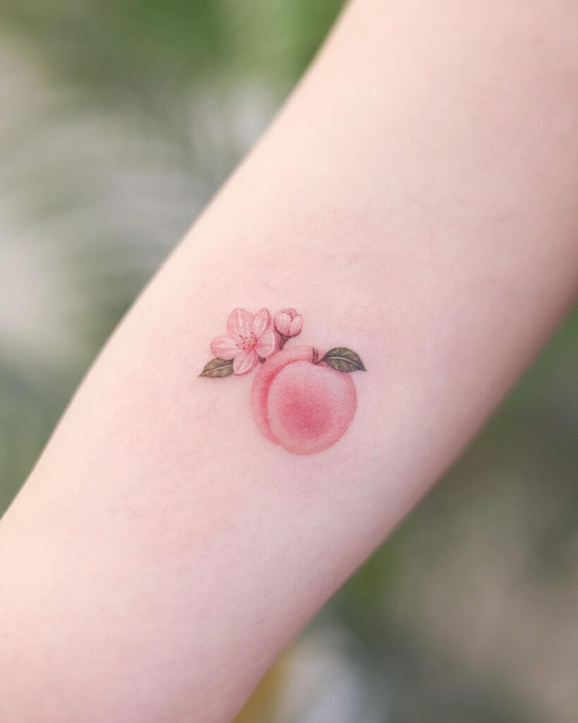 1. Ein hübsches Pfirsich-Tattoo mit Pfirsichblüte 