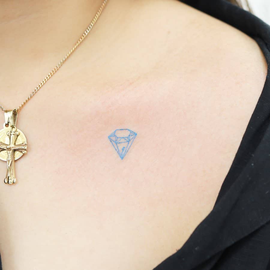11. Ein winziges blaues Diamant-Tattoo auf dem Schlüsselbein 