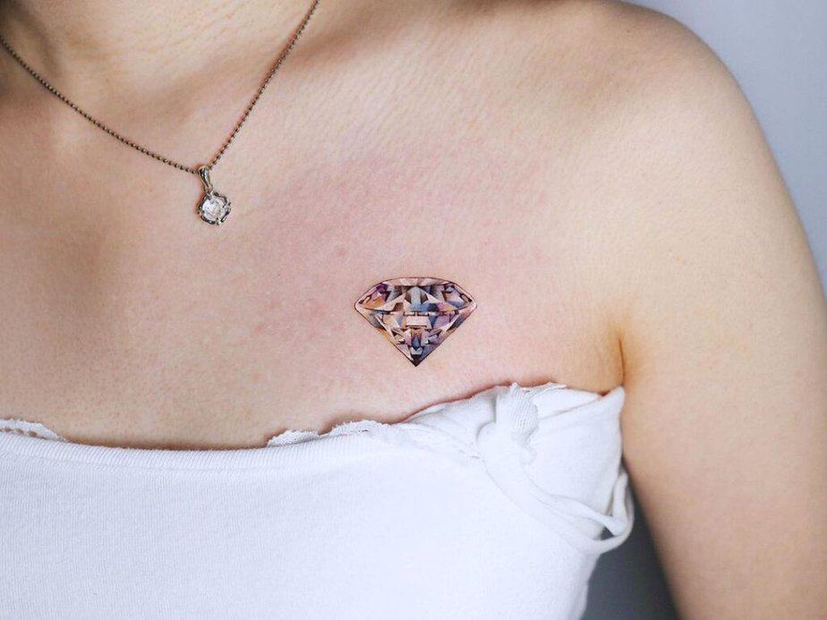 14. Ein schönes, auffälliges Diamant-Tattoo 