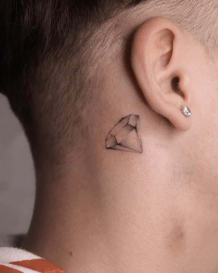 15. Ein kleines Diamant-Tattoo hinter dem Ohr
