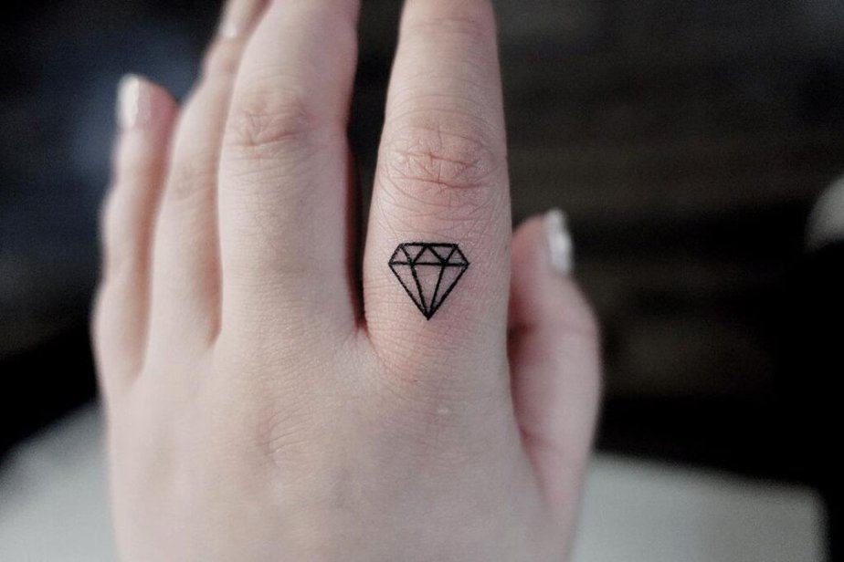 18. Eine Fingertätowierung mit einem zarten Diamanten 