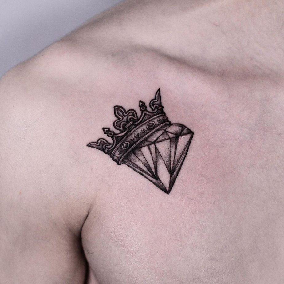 3. Eine Tätowierung eines Diamanten mit einer Krone