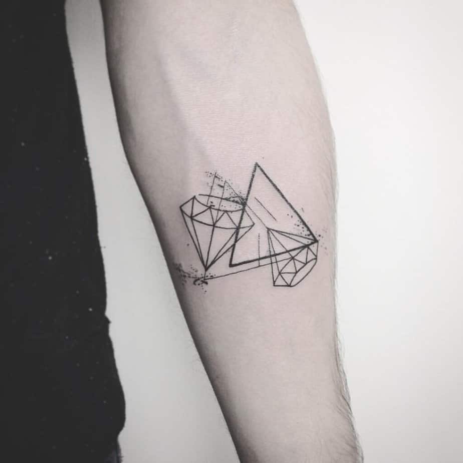 21. Ein geometrisches Diamant-Tattoo 