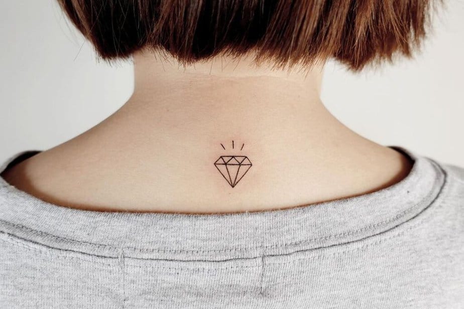 5. Ein zierliches Diamant-Tattoo auf dem Rücken 