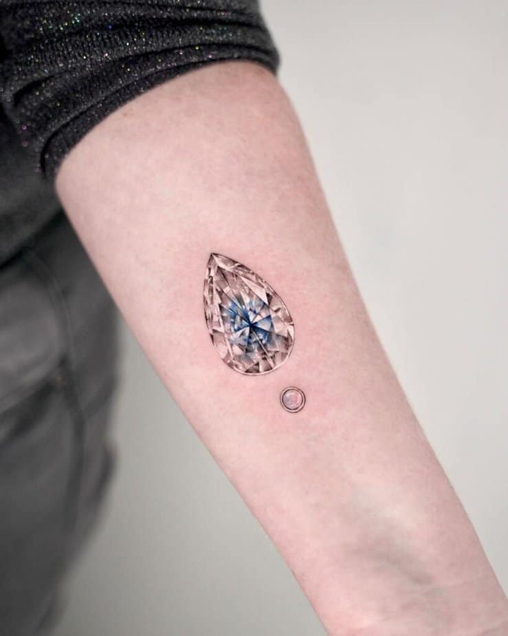 8. Ein tropfenförmiges Diamant-Tattoo 