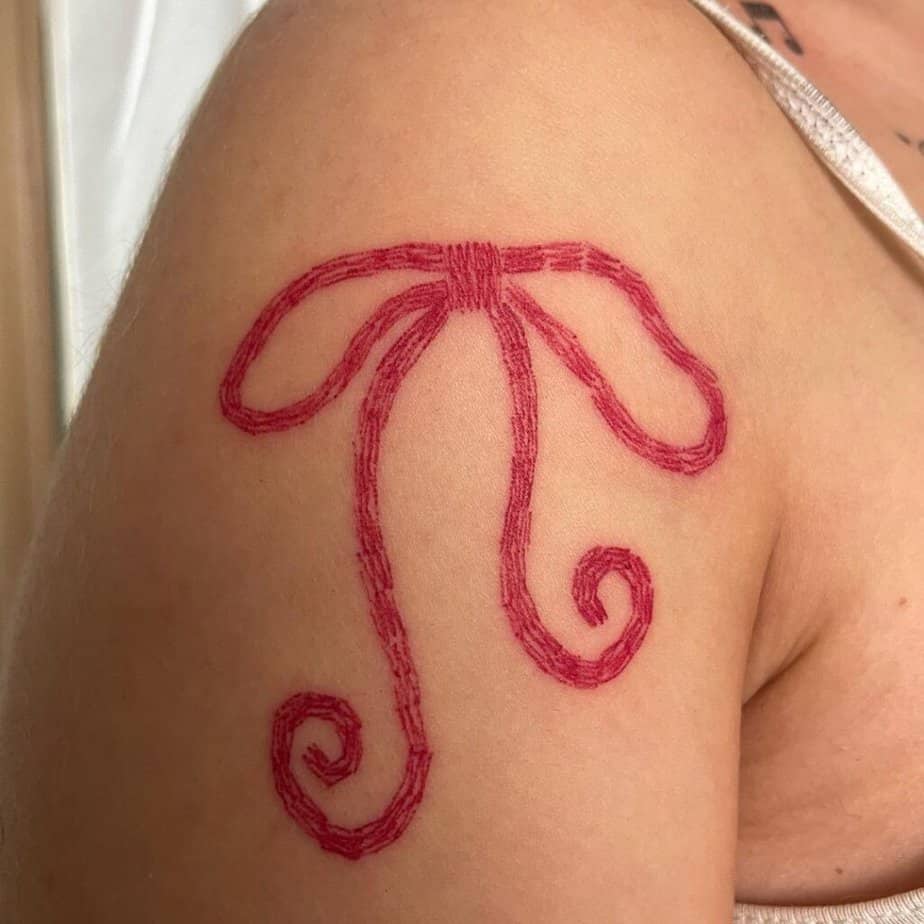 14. Eine weitere rote Tinte Bogen Tattoo 